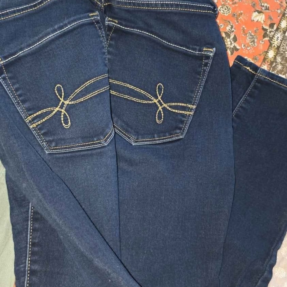 Levi's Blue Ankle Cropped Jeans with Decorative Stitching